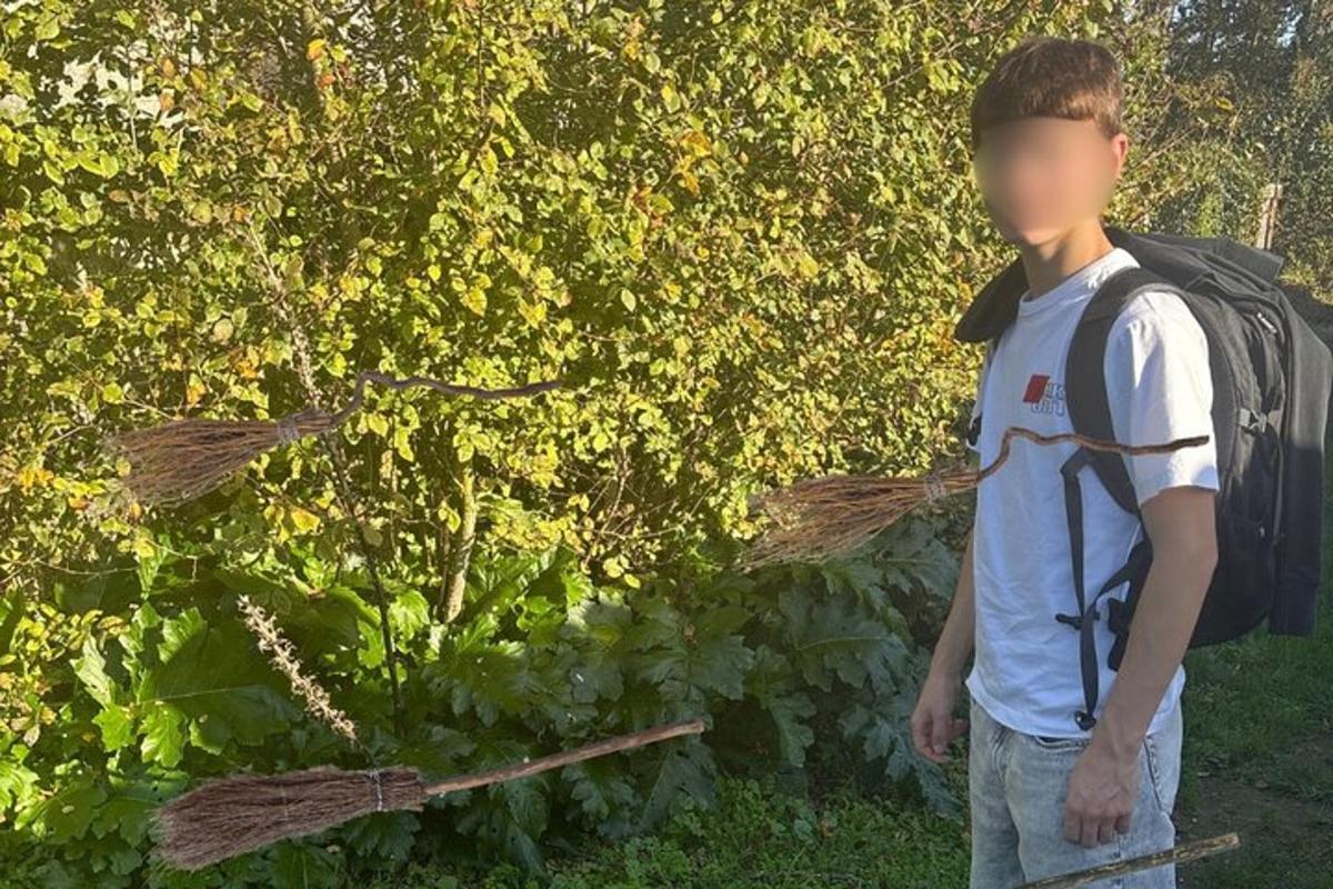Egy fiatalember hátizsákkal áll egy bokor előtt