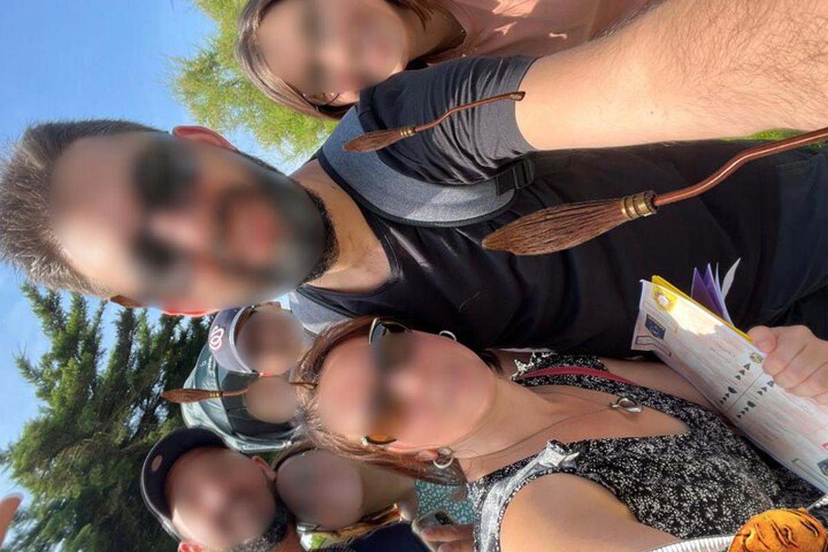 egy csoportban álló ember szemüveggel