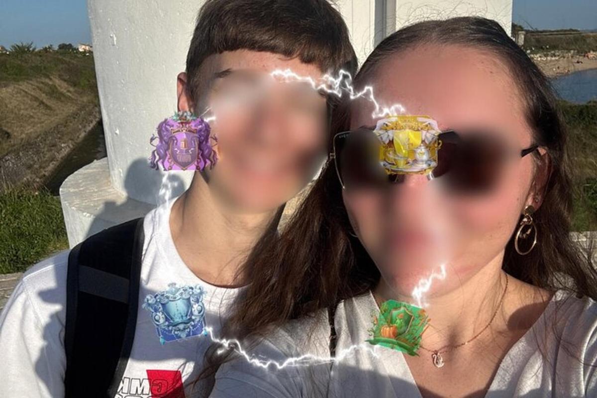 mladá žena s náušnicami a svetielkami na tvári