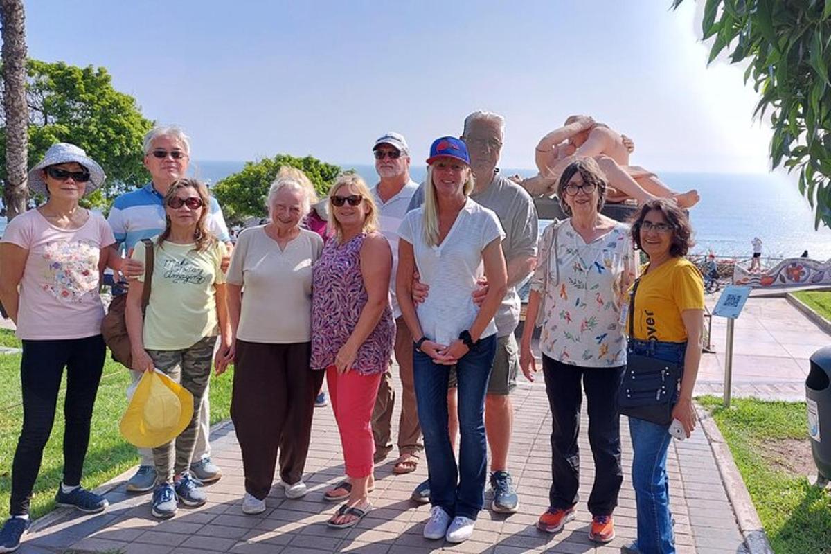 en gruppe mennesker poserer for et bilde