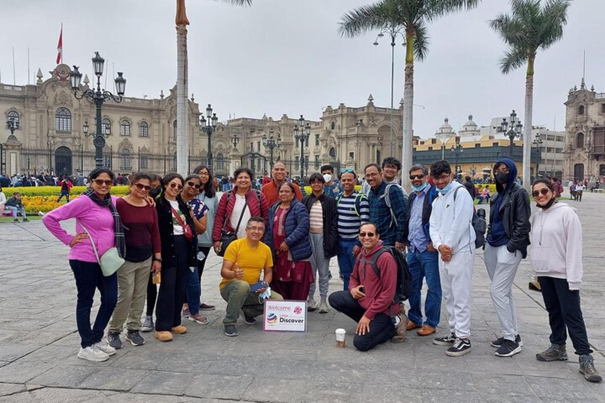 un grup de persones dempeus davant d'un edifici