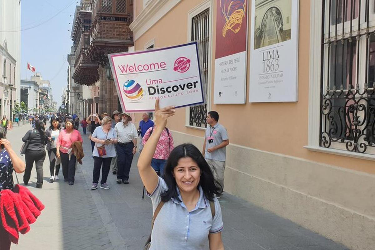 una dona que sosté un cartell al carrer