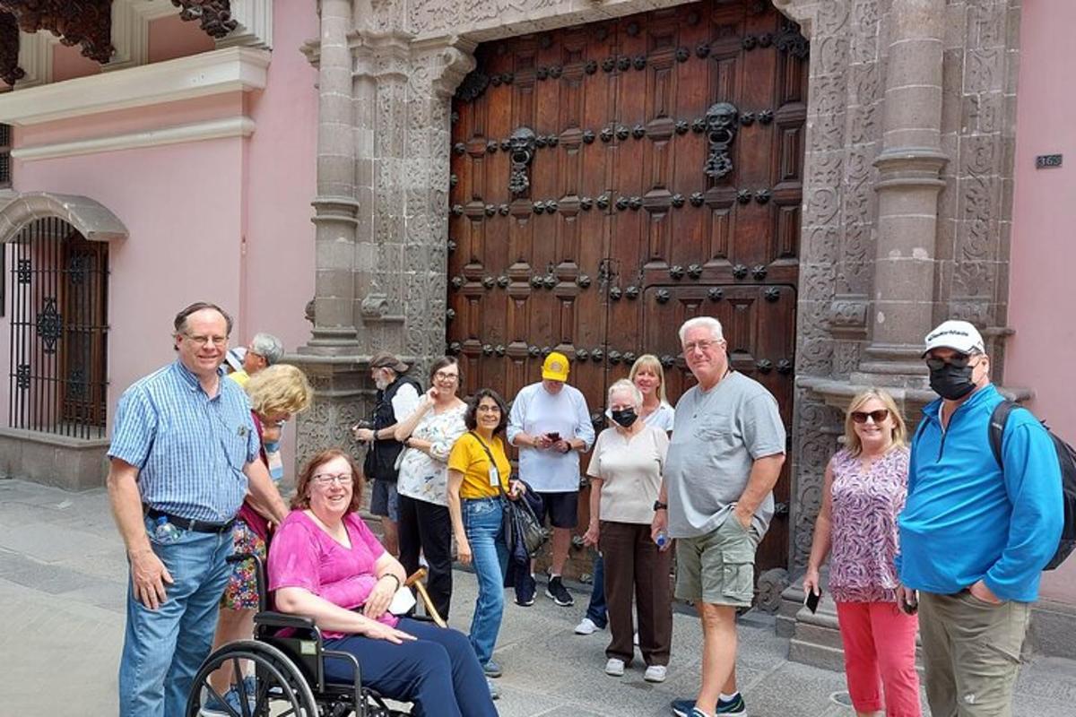 un grup de persones dempeus davant d'un edifici