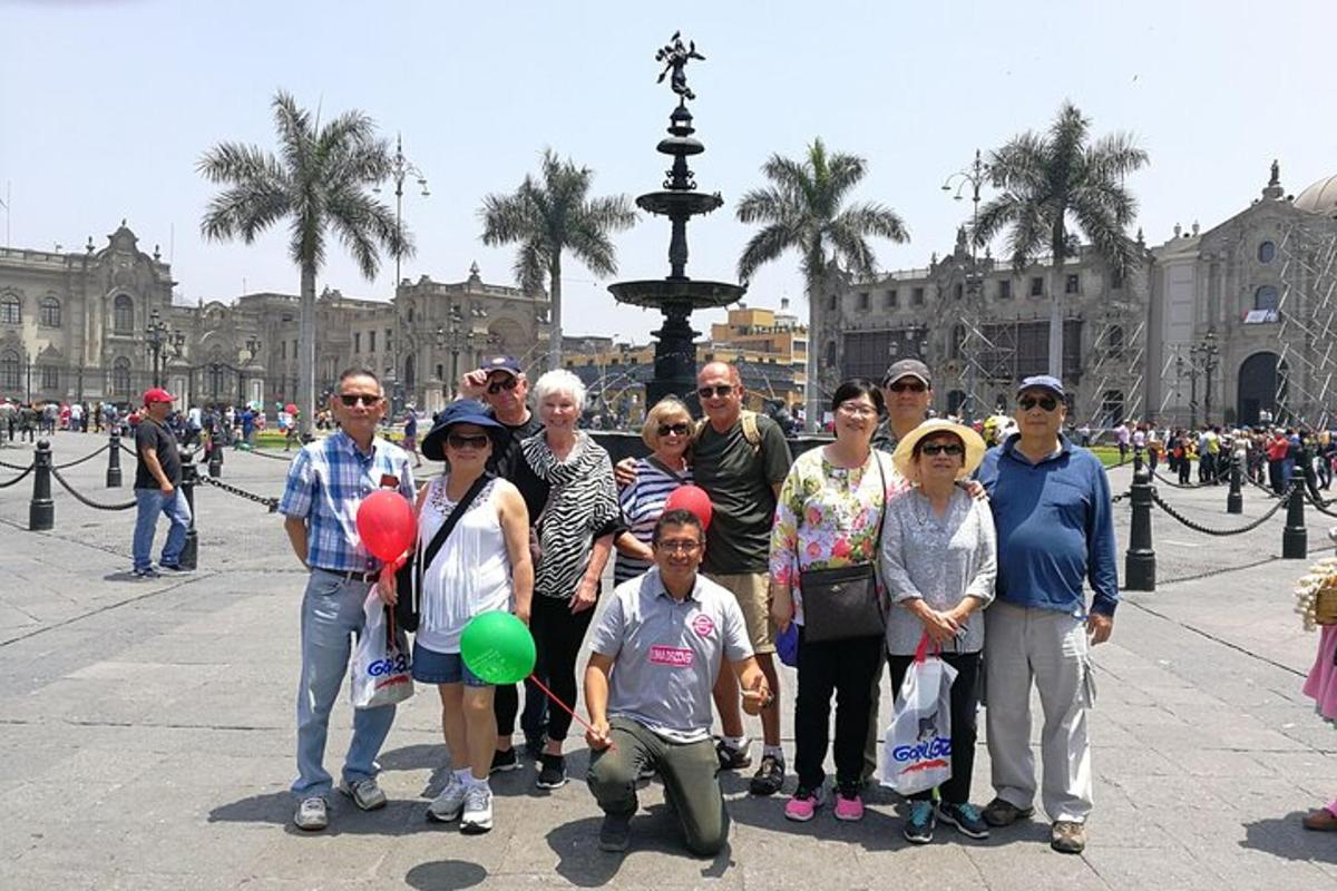 un grup de persones posant per a una foto en una ciutat