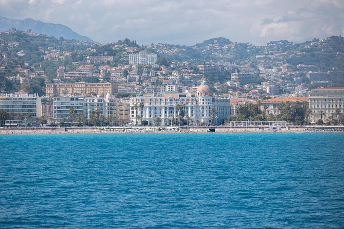 μια θέα της πόλης από το νερό