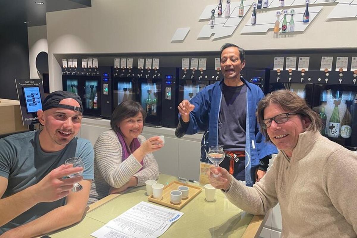 un gruppo di persone sedute a un tavolo con bicchieri di vino