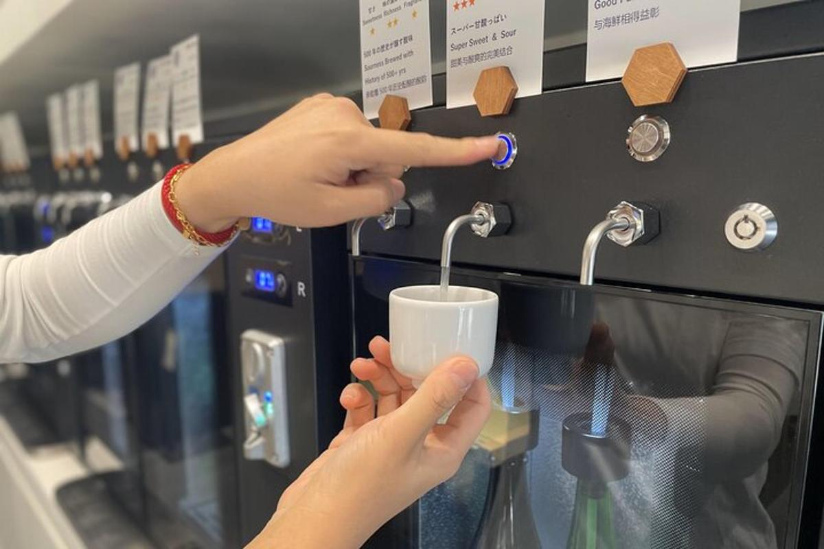 una persona sta versando una tazza da una macchina
