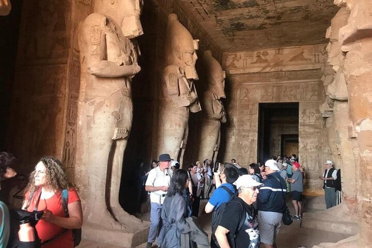 велика група људи која стоји у згради са статуама