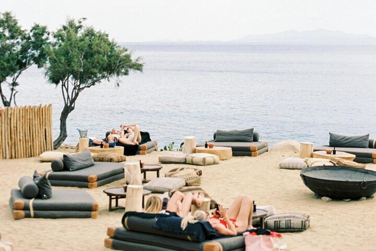 skupina ljudi, ki ležijo na kavčih na plaži