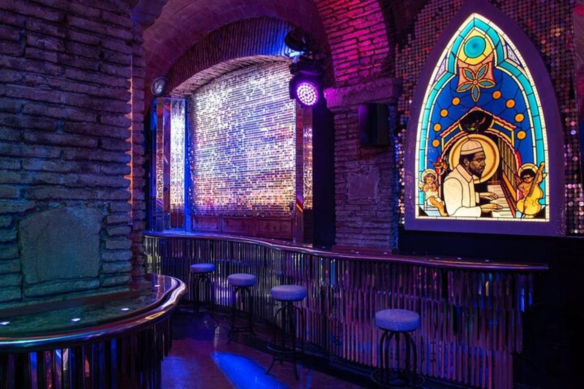 un bar amb una finestra de vitralls i tamborets
