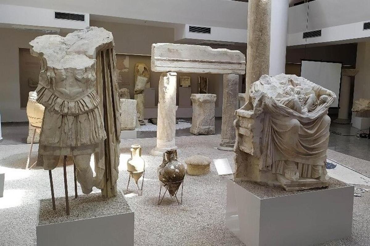 un museo con alcuni manufatti antichi in un edificio