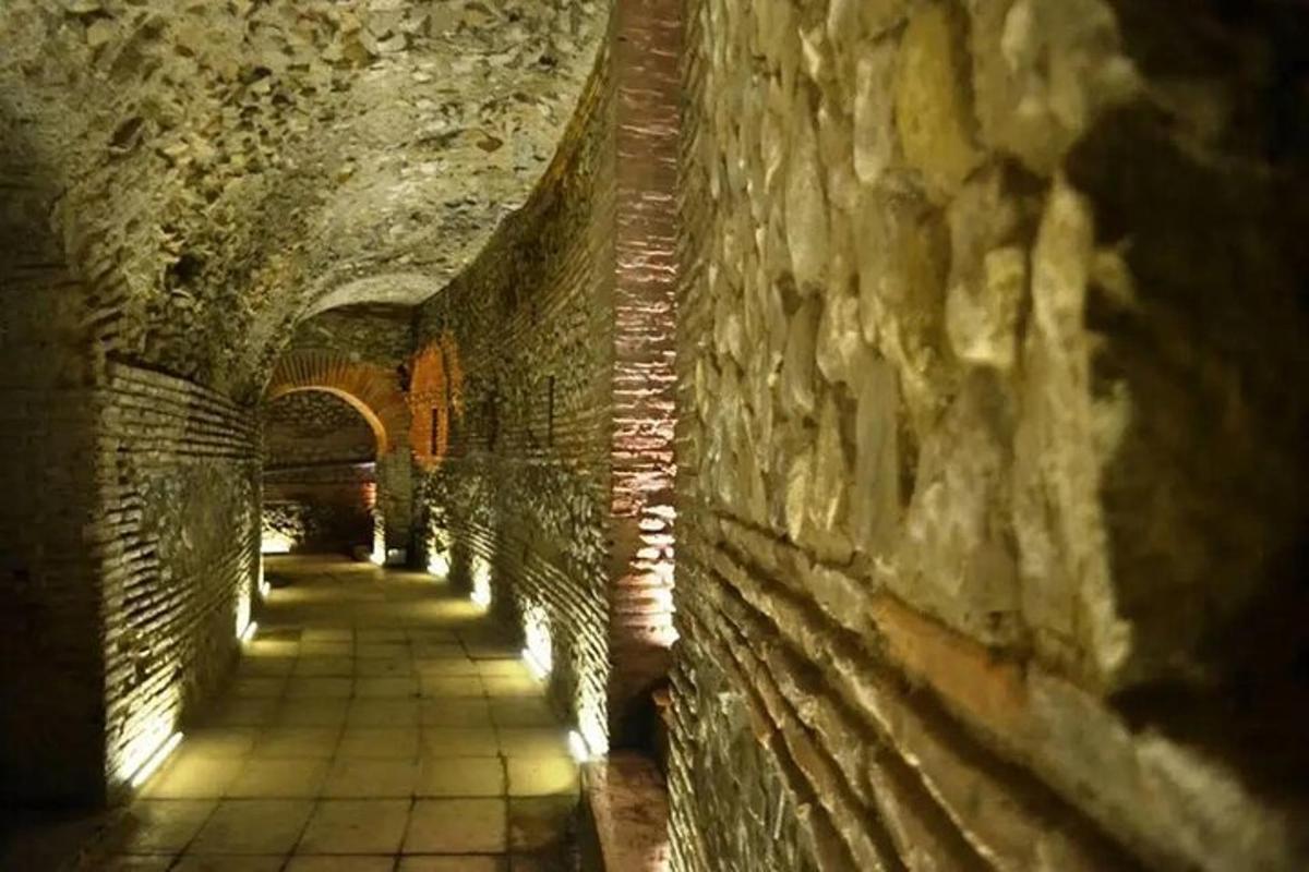 un vicolo in un edificio in pietra con un arco