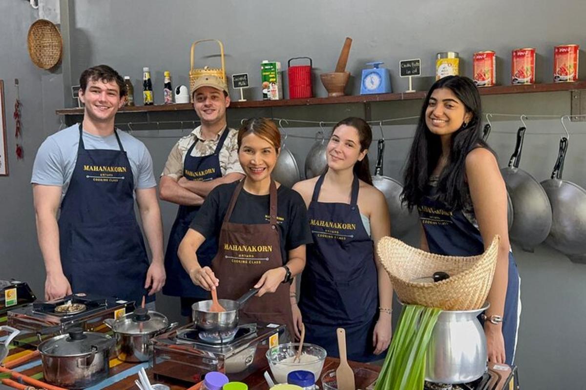 Un grupo de personas con delantales en una cocina.
