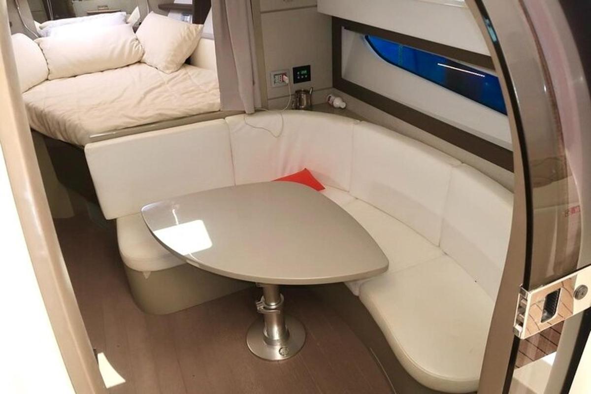 un tavolino e un letto in una piccola stanza