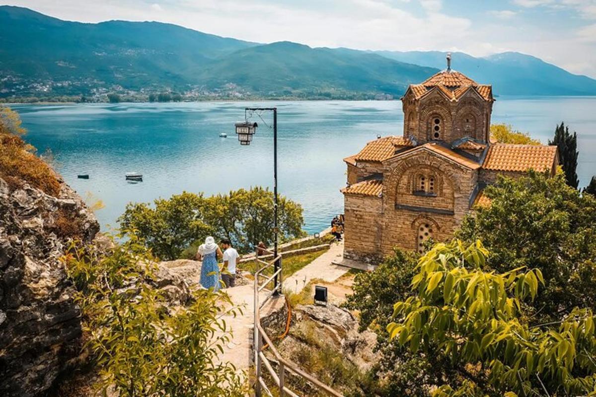su kütlesinin yanındaki bir tepedeki kilise