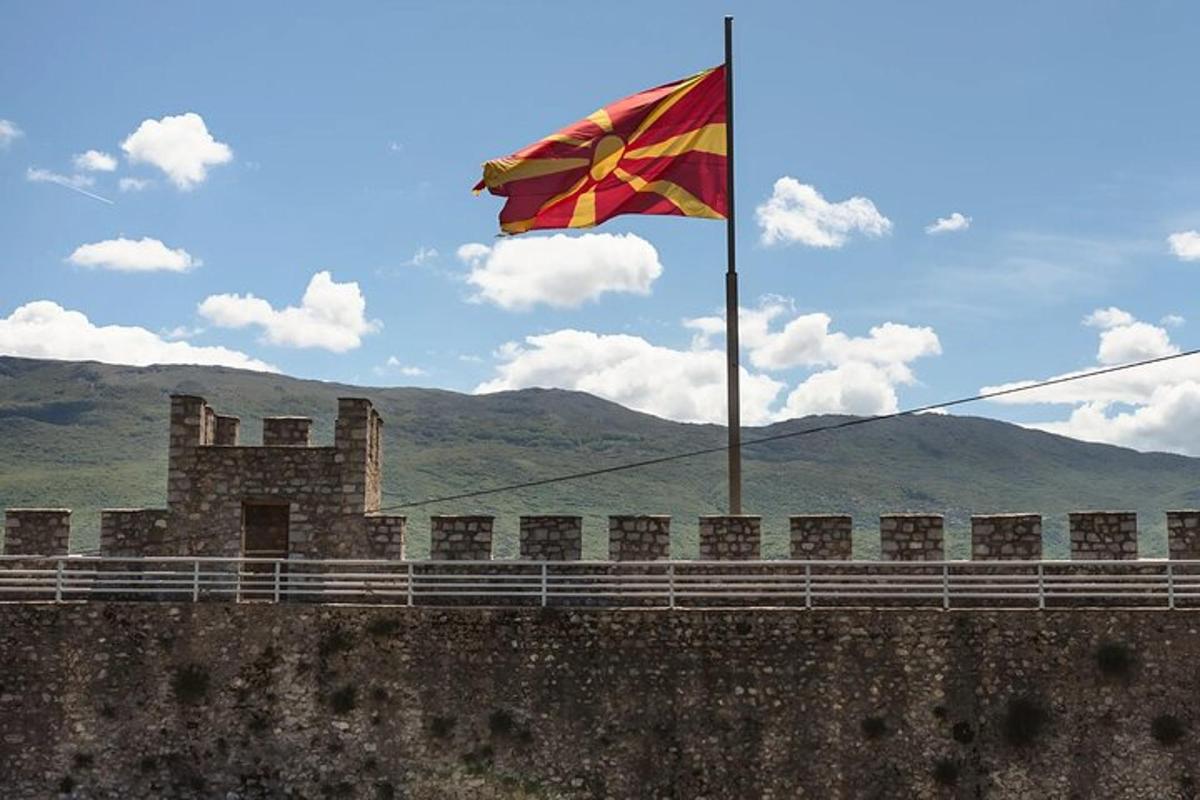 een vlag bovenop een muur met een kasteel