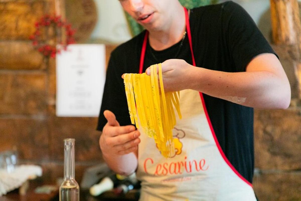 kona sem heldur uppi pasta