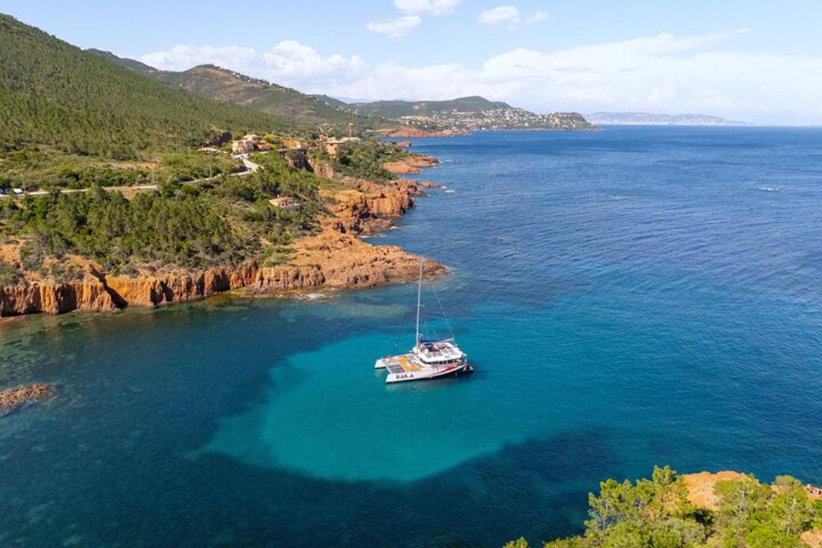 水域中央的一艘船