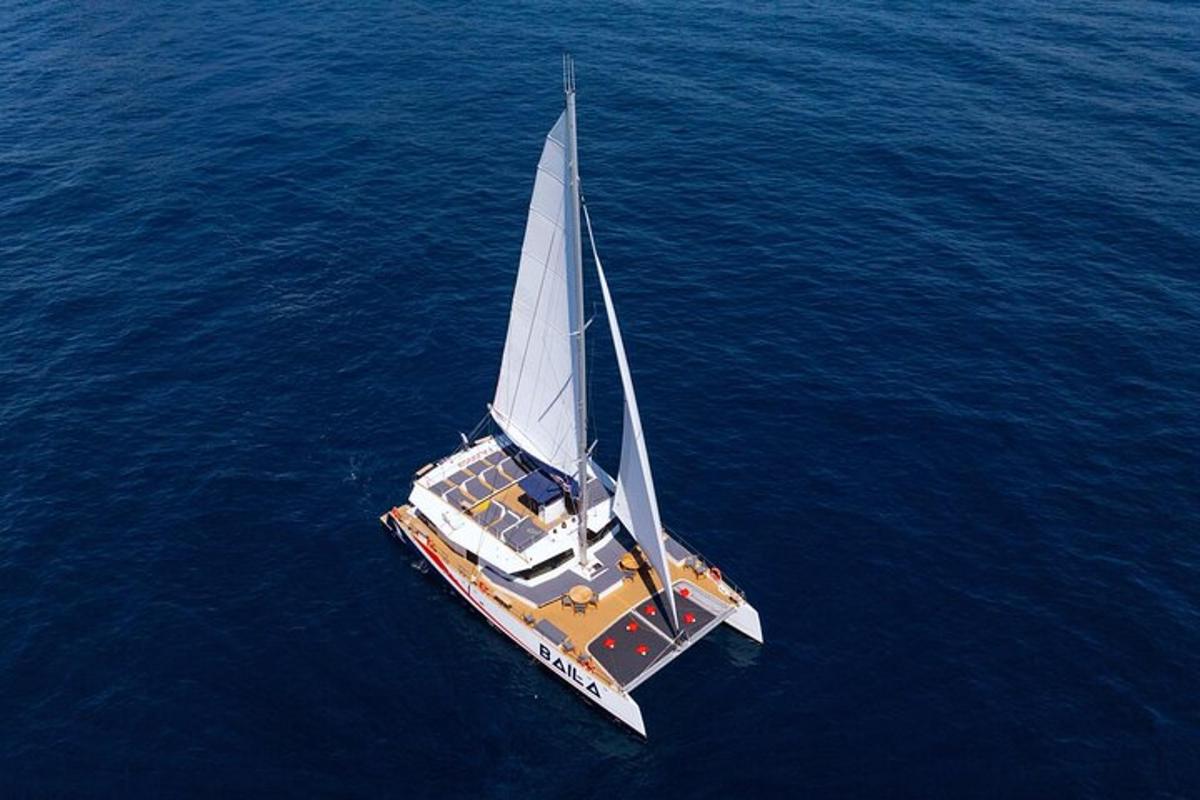 水中央的一艘小船