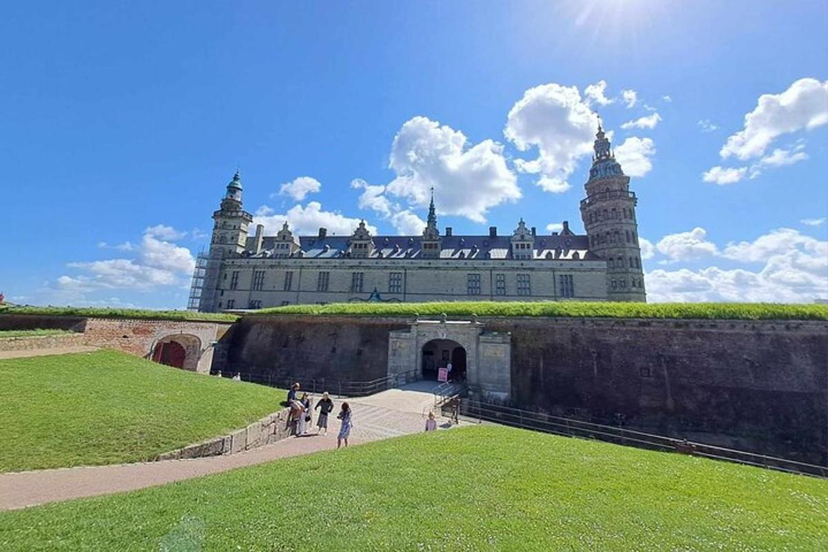 velká budova s lidmi, kteří chodí před ní