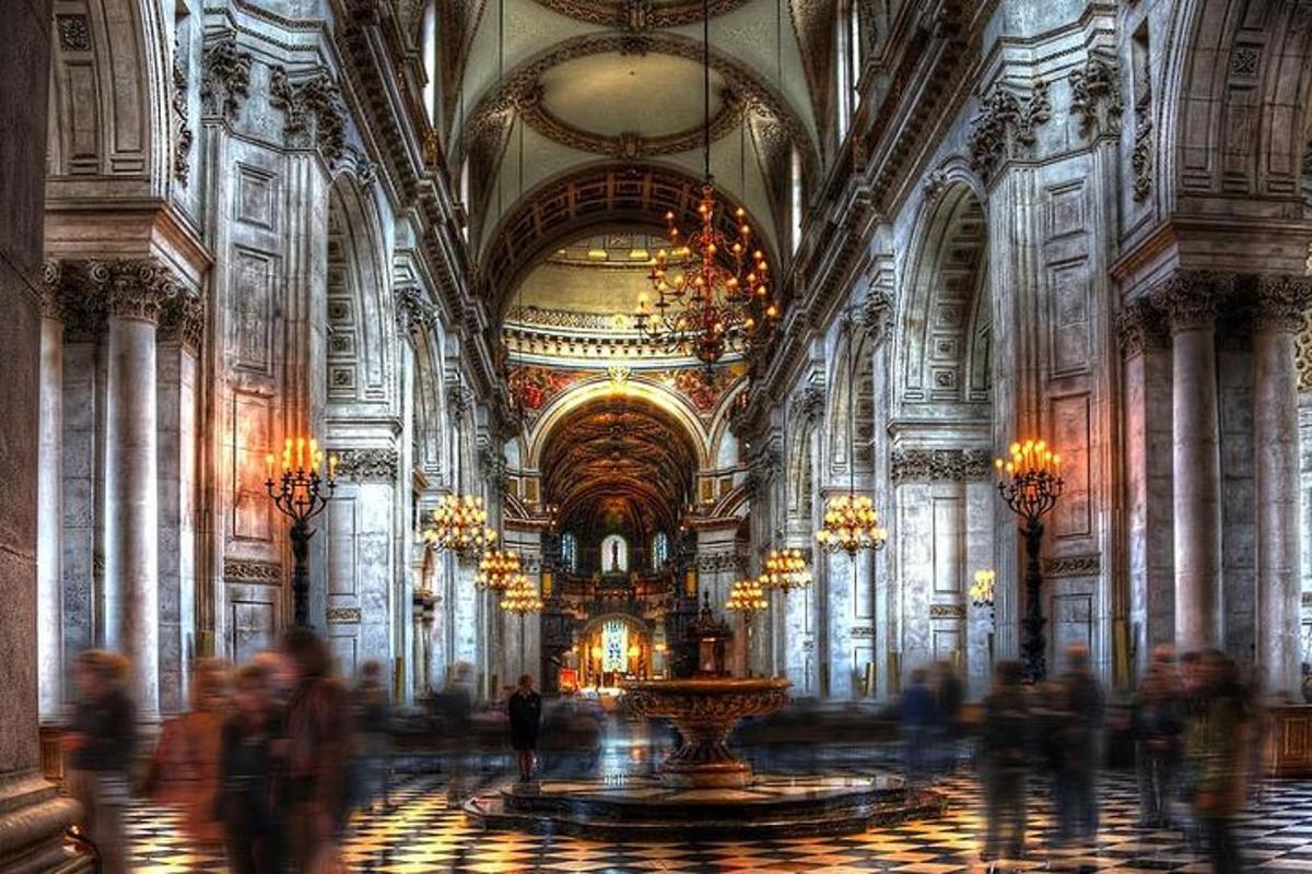 uma sala grande com uma fonte em um grande edifício