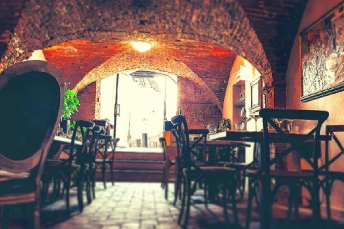 un ristorante con tavoli e sedie e una finestra