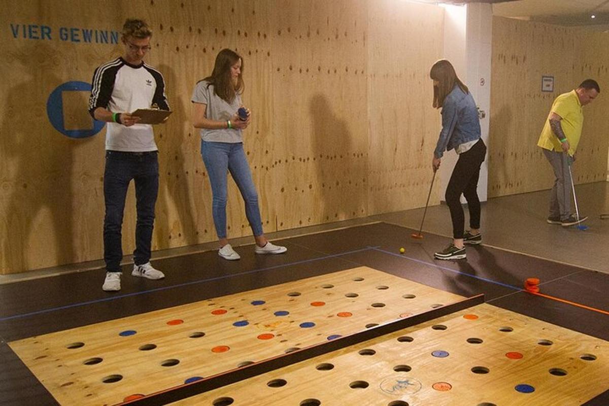 egy csoport ember komámot játszik