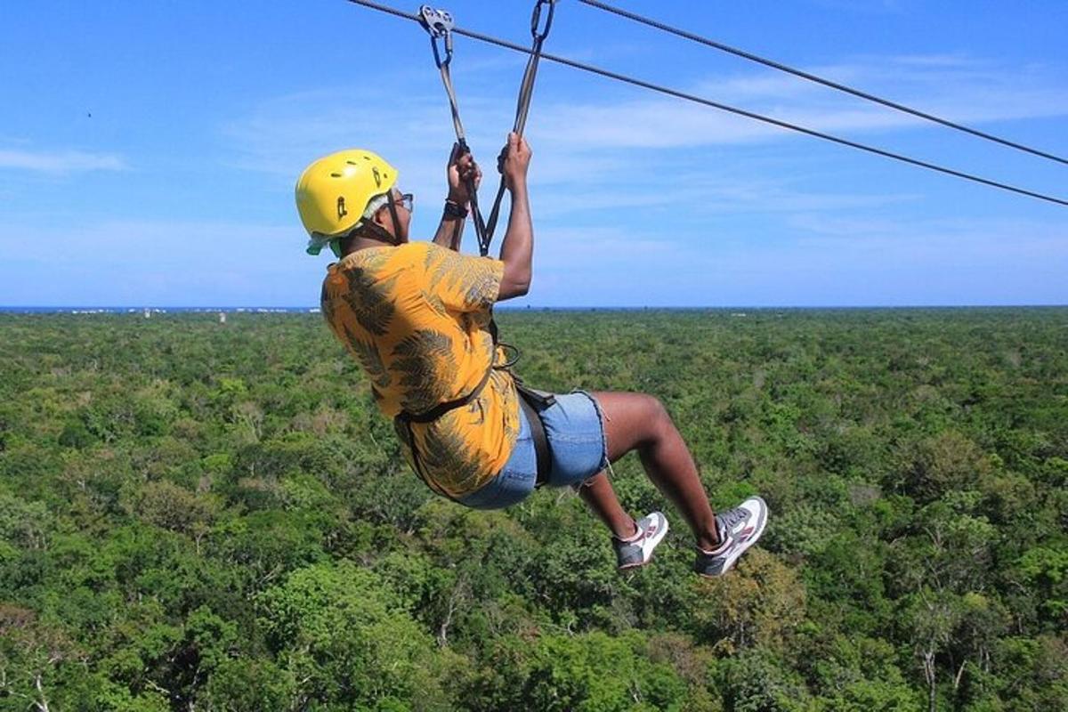 seorang lelaki tergantung dari zip line