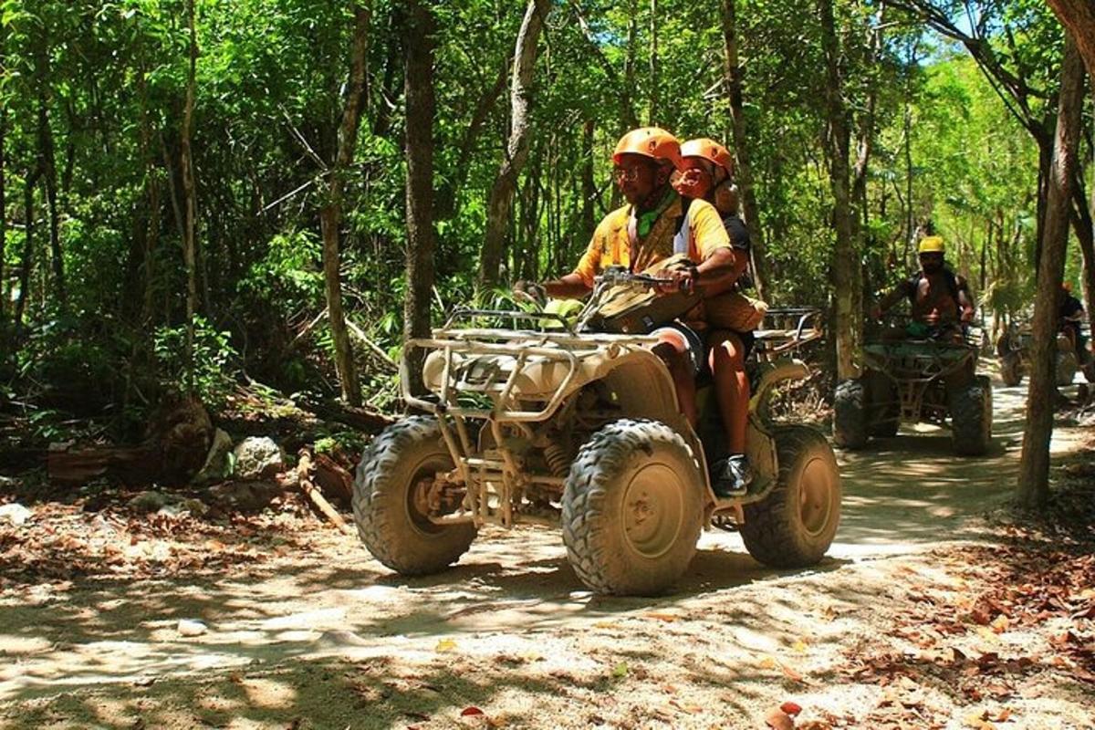 dua lelaki menunggang atv di jalan tanah