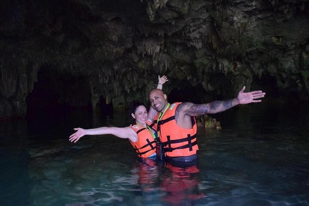 een man en een vrouw in het water in een grot