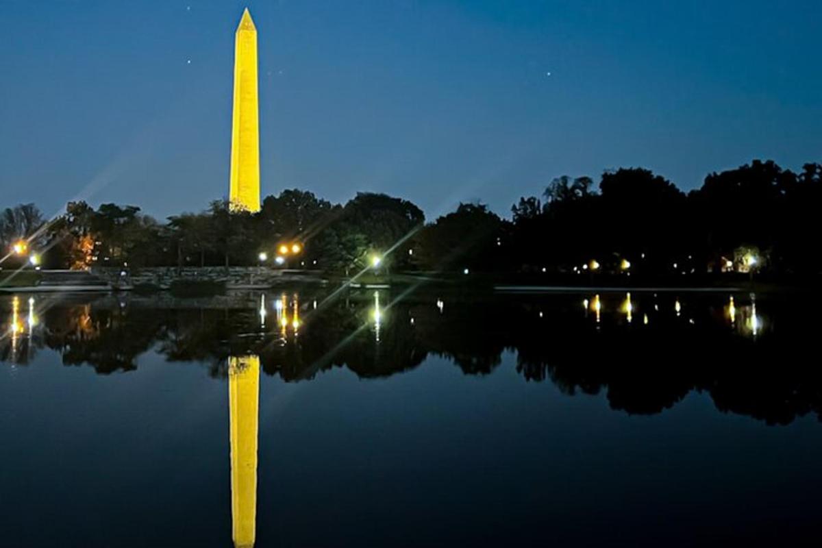 A Washington-emlékmű tükörképe a vízben éjszaka