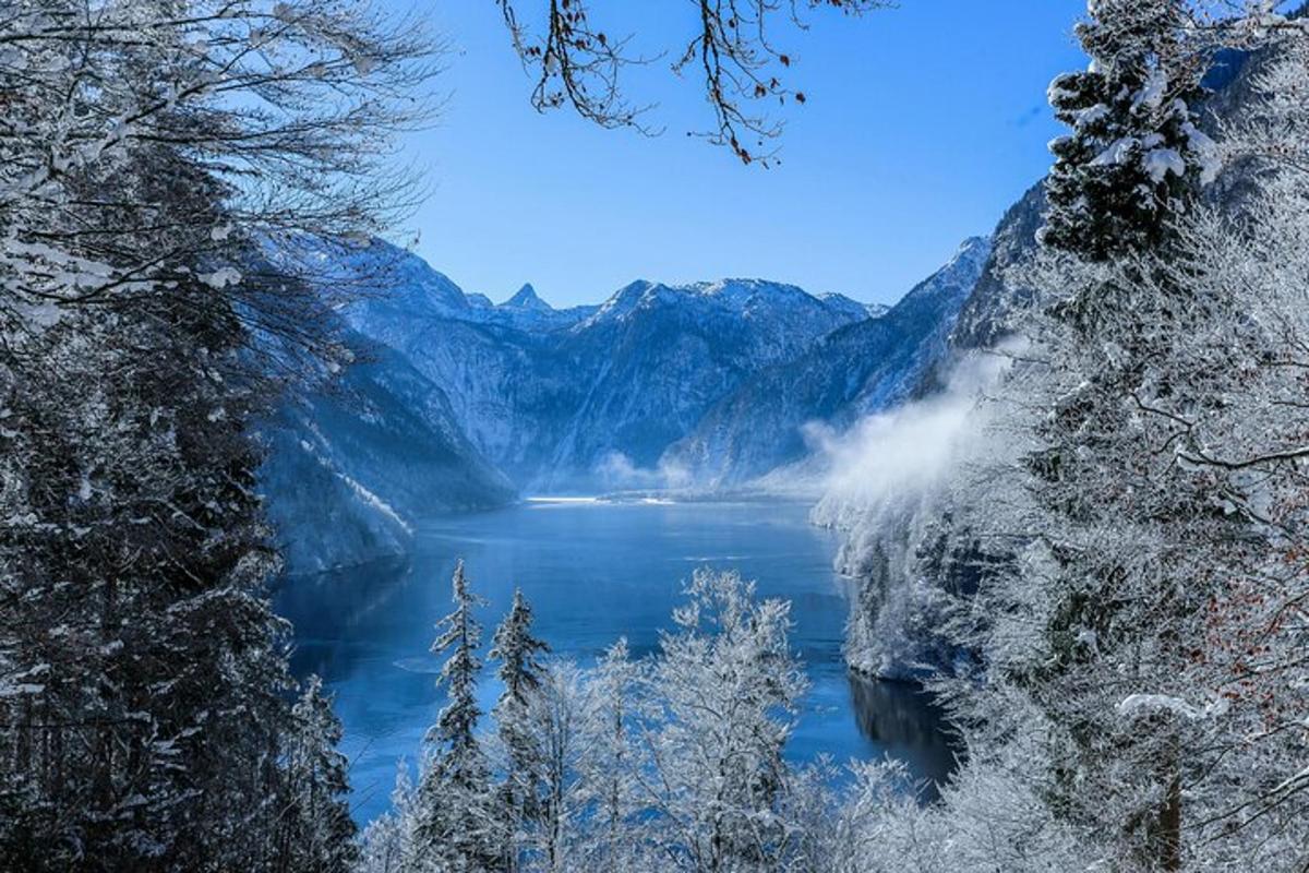 pohled na jezero se zasněženými horami