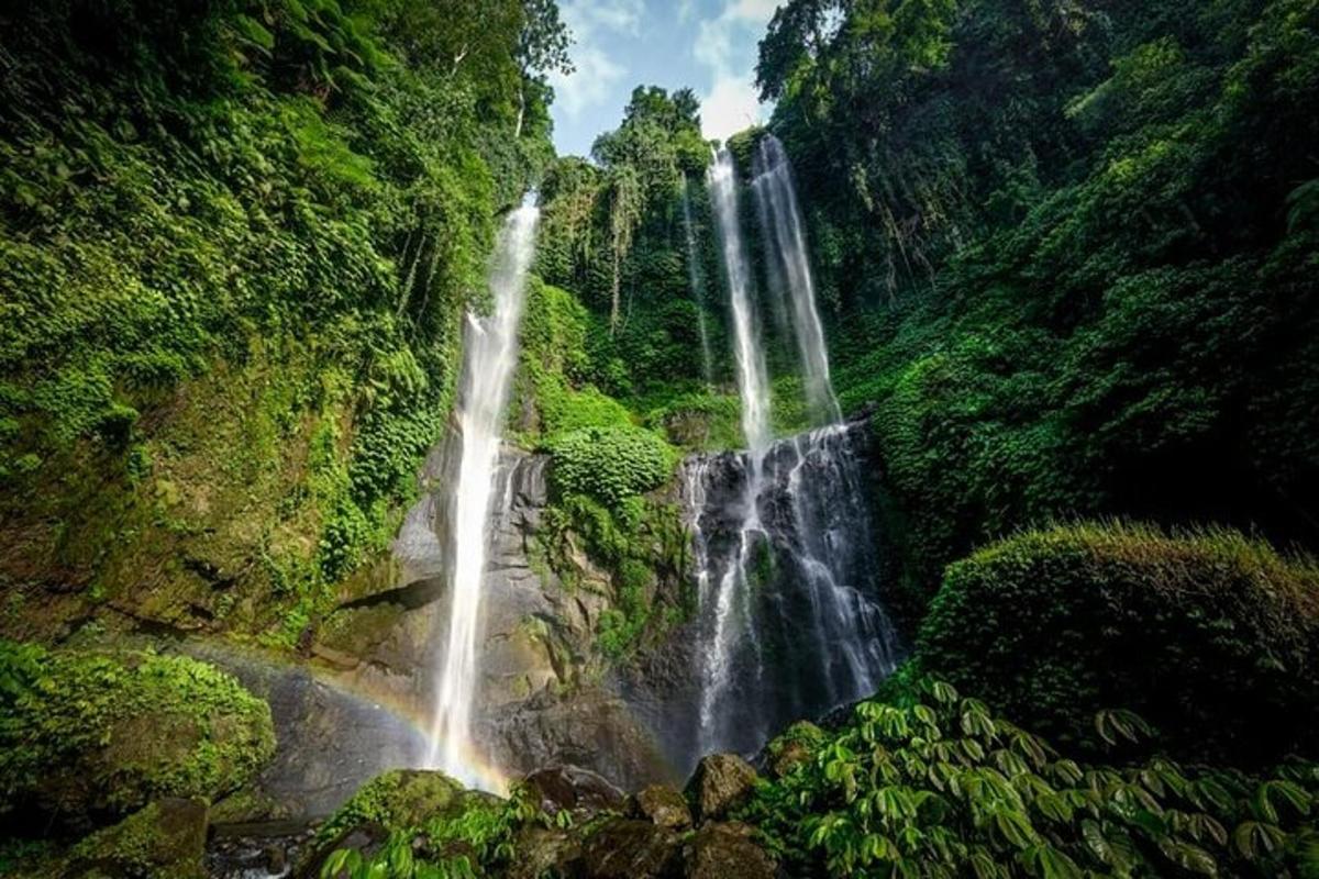 air terjun di tengah hutan