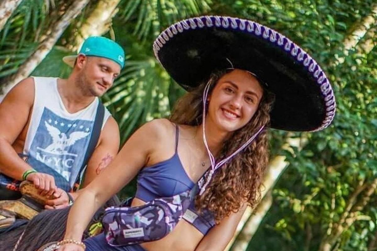 mees ja naine elevandil sombreros