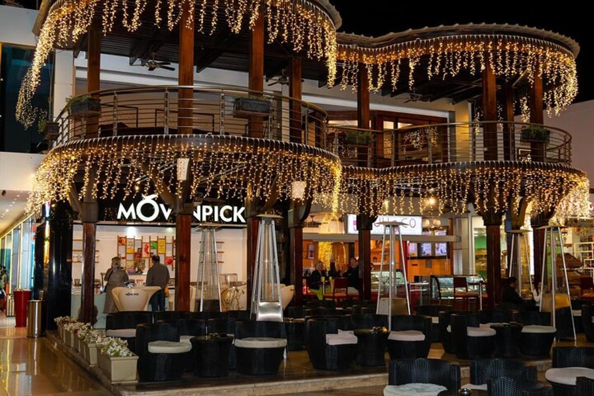 trgovina z velikim lestencem ter mizami in stoli