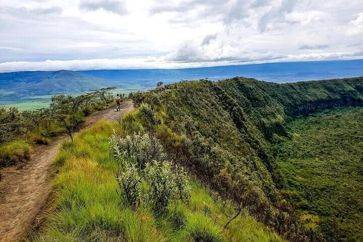 una persona que va en bicicleta per un camí de terra