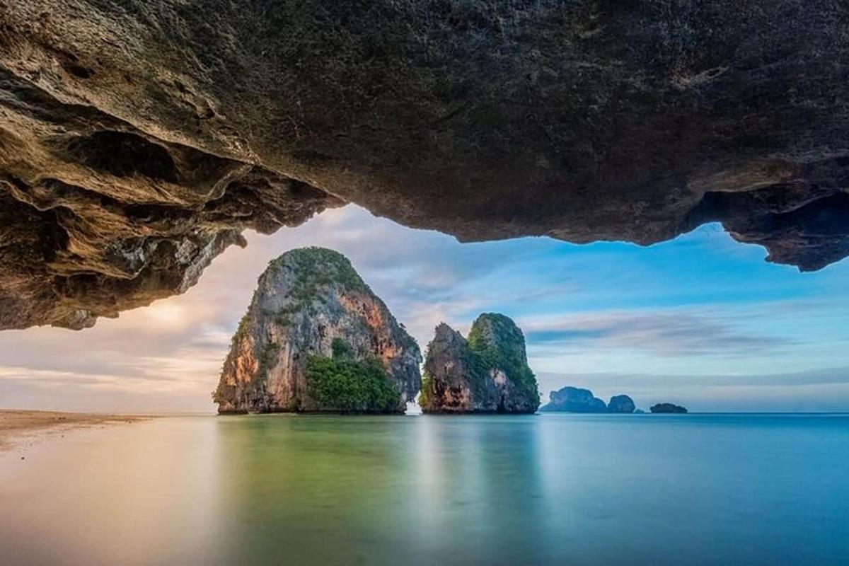 gua di dalam air dengan formasi batuan