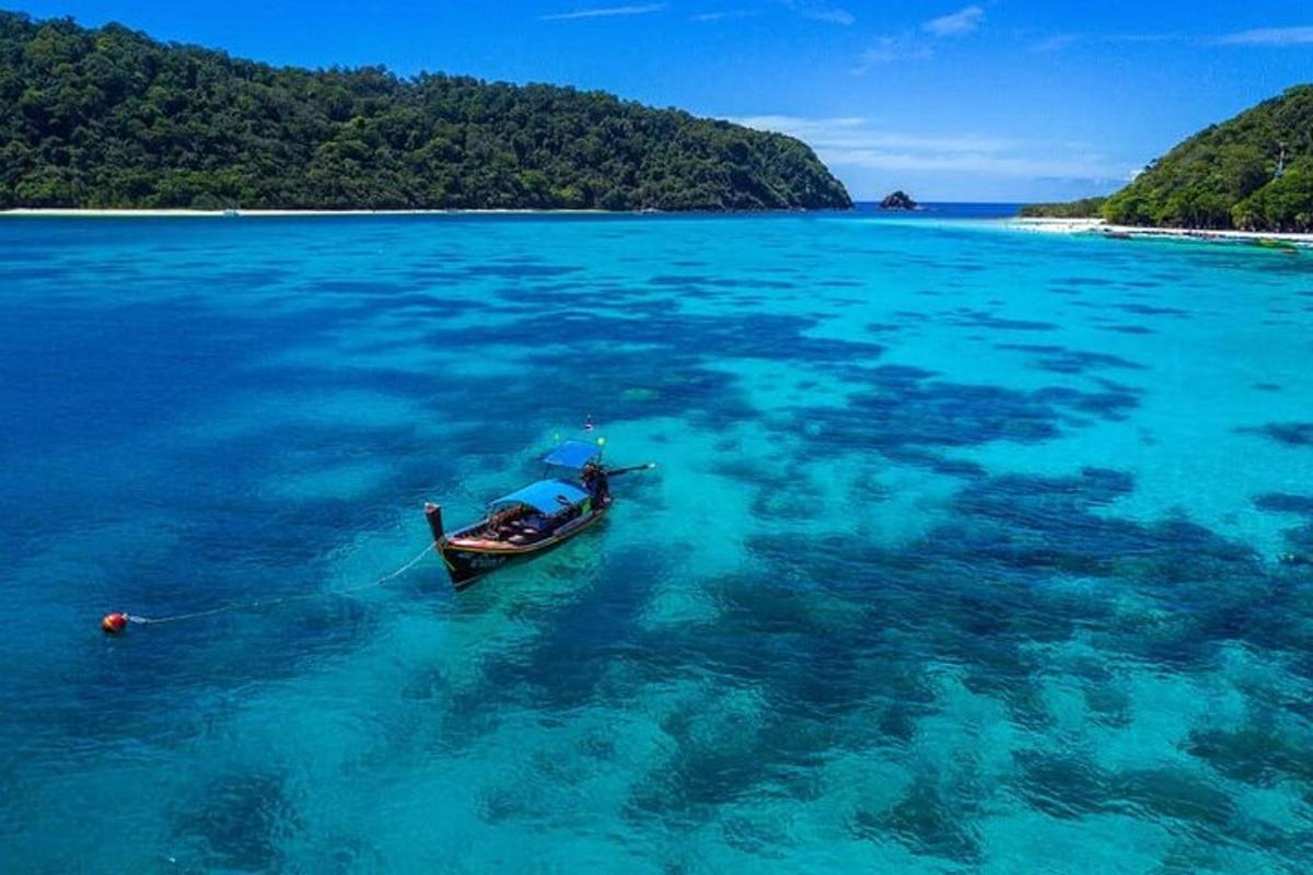 một chiếc thuyền nhỏ trên mặt nước ở đại dương