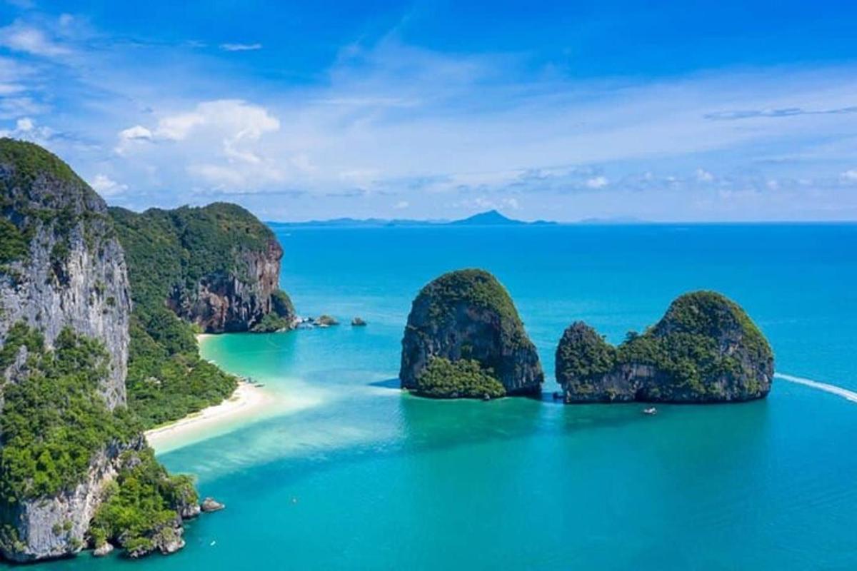 một cảnh bãi biển với những tảng đá trong nước