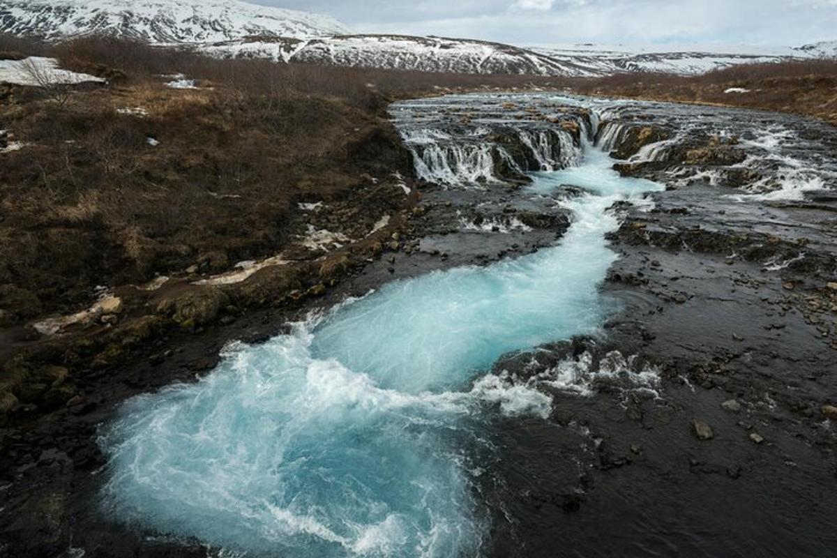 una vista aerea di una cascata e di un fiume