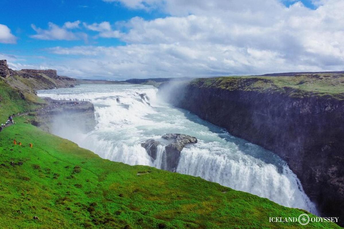 una cascata sul fianco di una scogliera