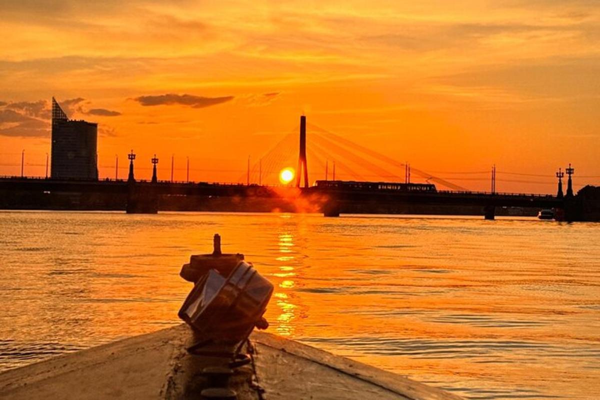 een persoon die op een boot in het water zit bij zonsondergang