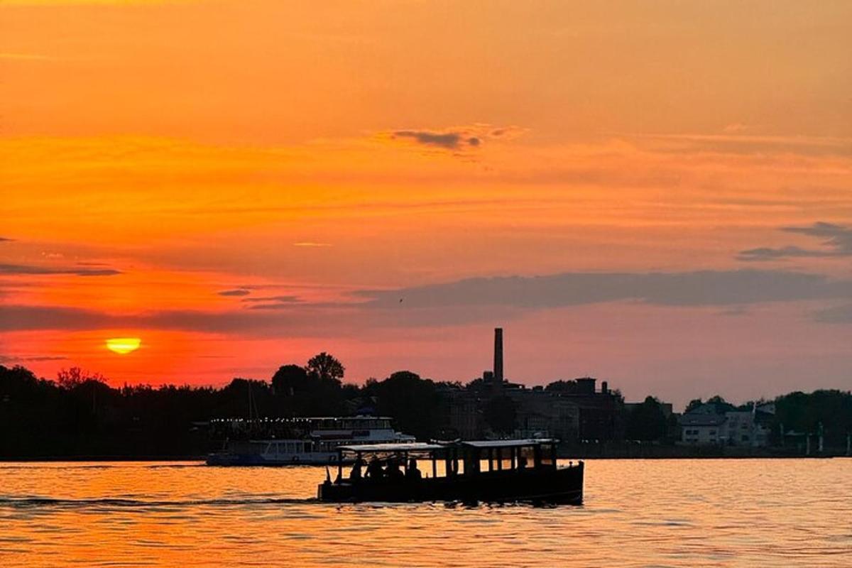 een boot op het water bij zonsondergang