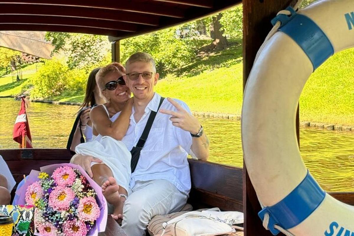 mees ja naine istuvad paadis