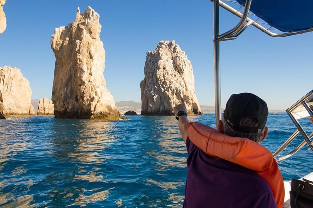 ein Mann auf einem Boot im Meer mit großen Felsen