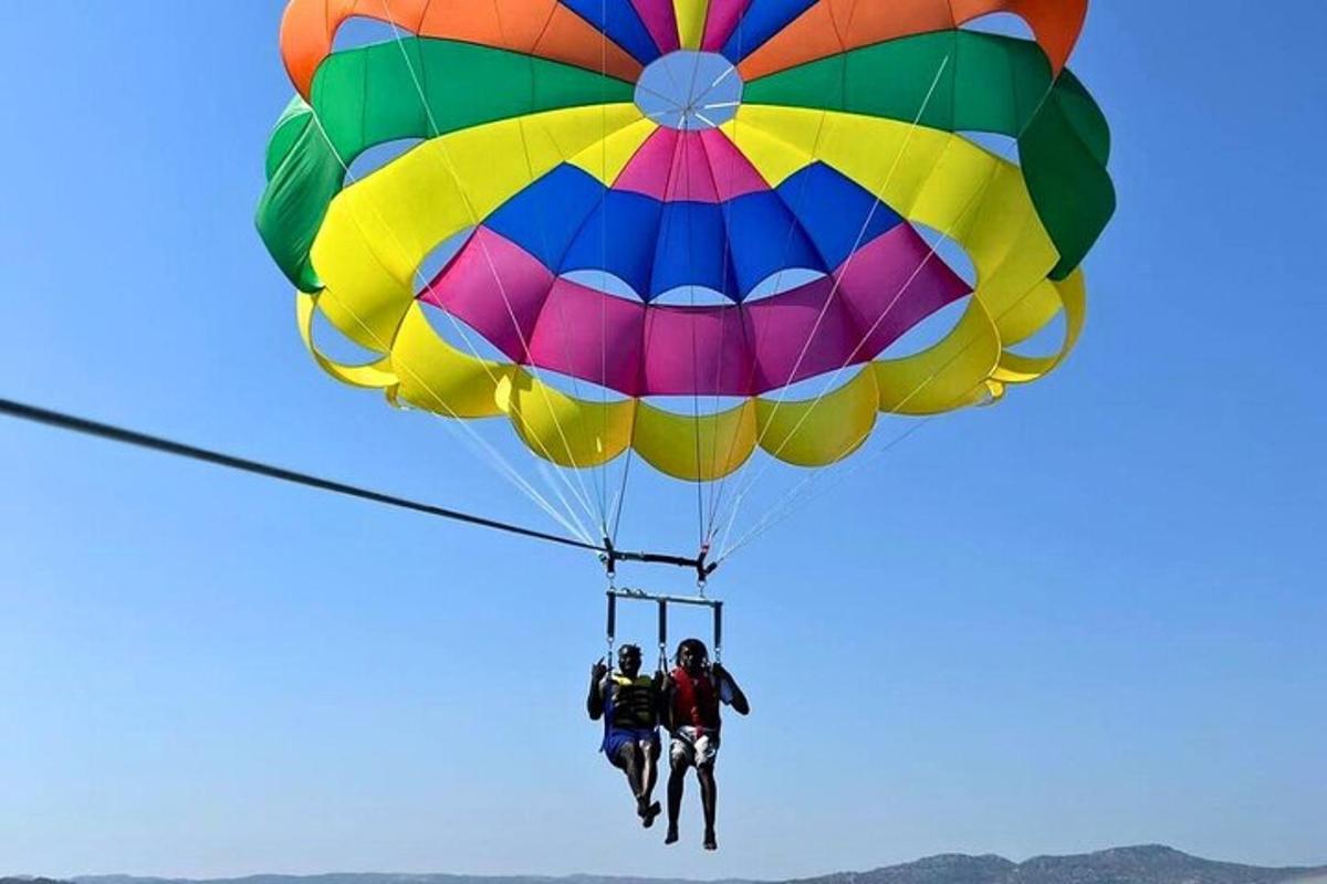 dues persones viatgen en un paracaigudes de colors