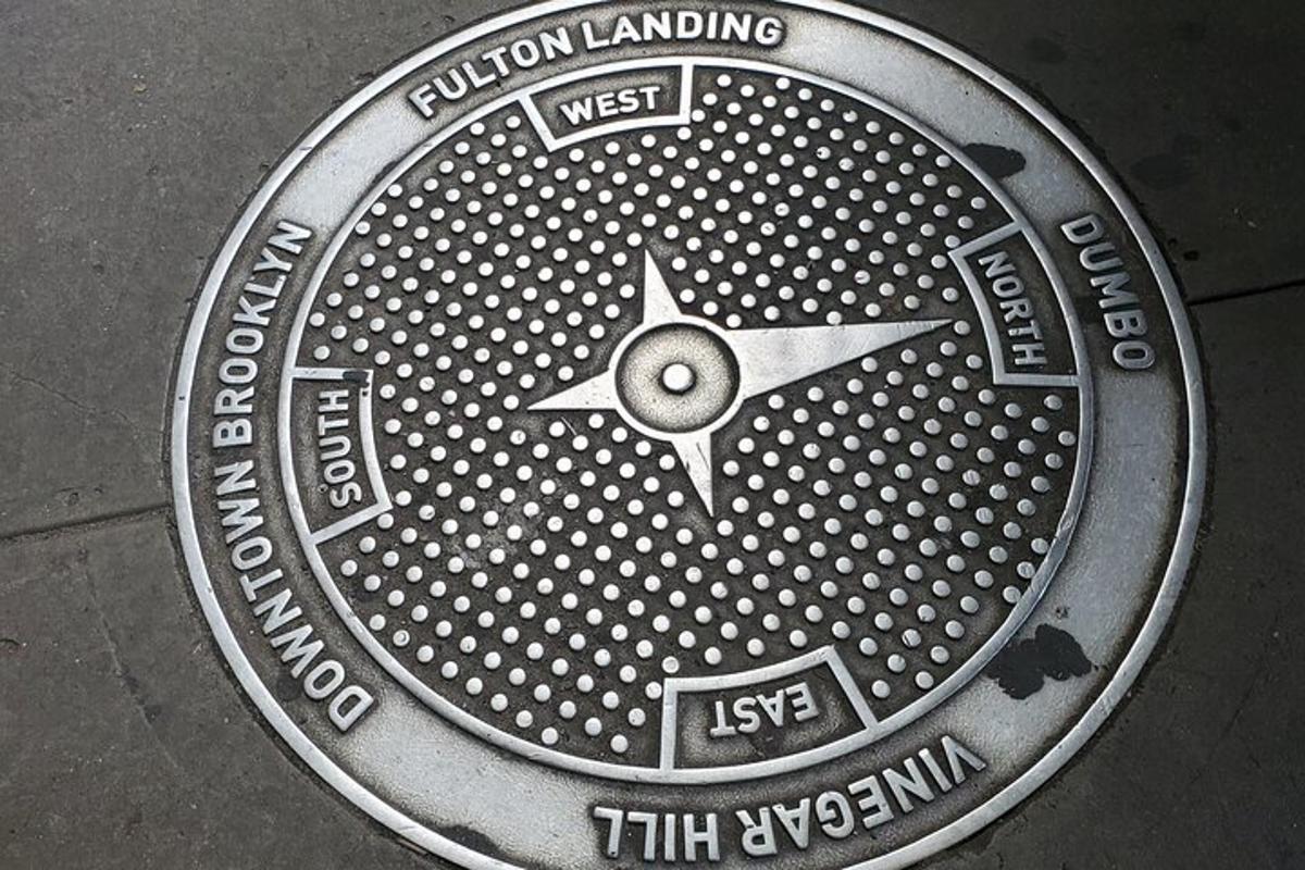 isang metal manhole cover na may relo