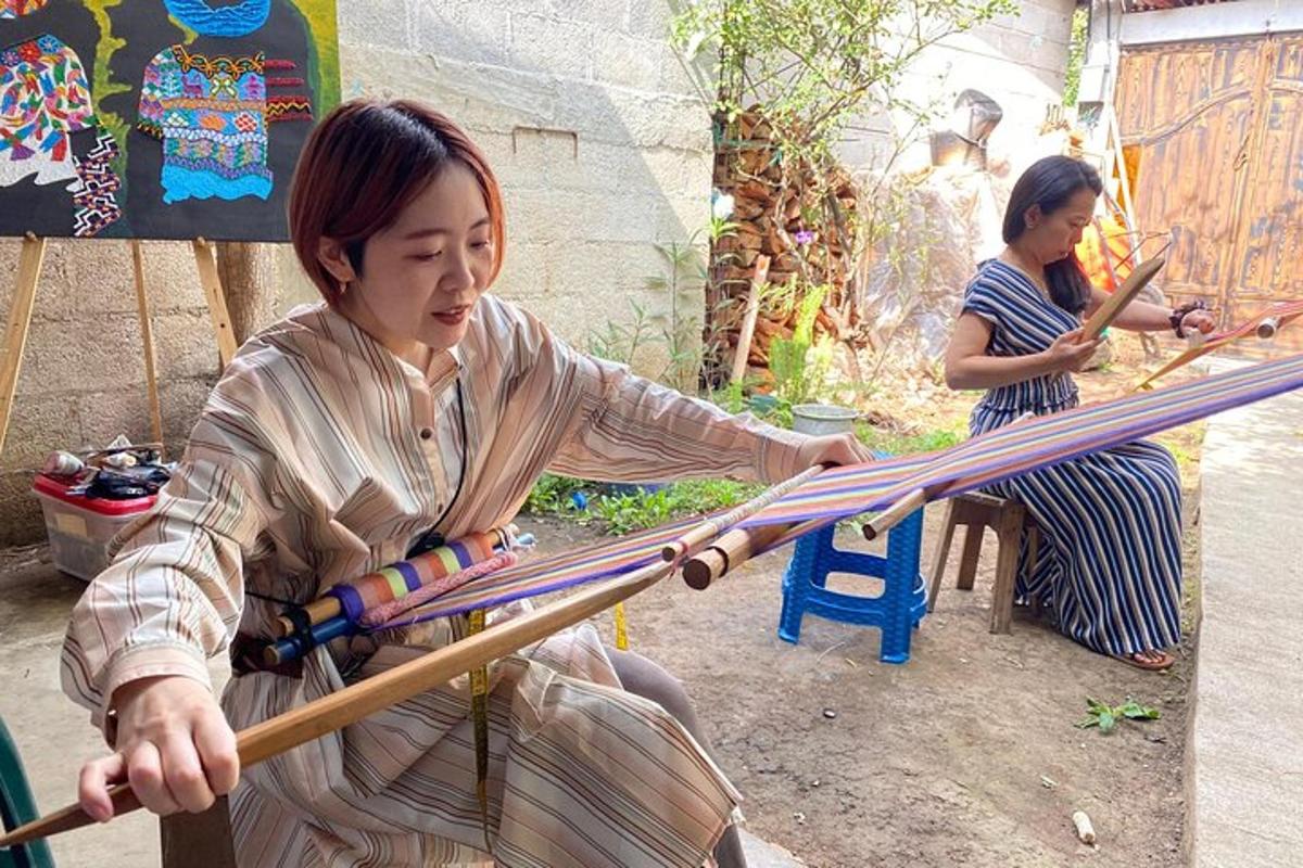 una donna in abito asiatico che tiene in mano un bastone