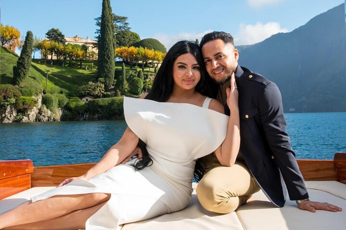 pasangan pengantin bergambar di atas bot