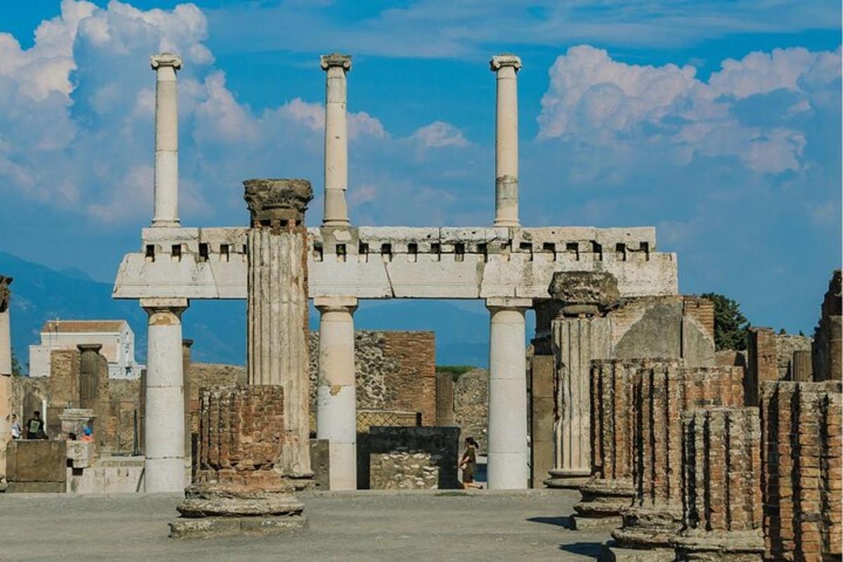 ruínas antigas de um edifício com colunas e um céu